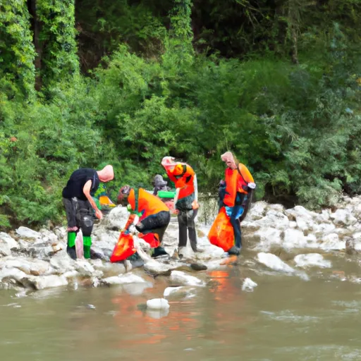Volontari puliscono un fiume in una giornata soleggiata.